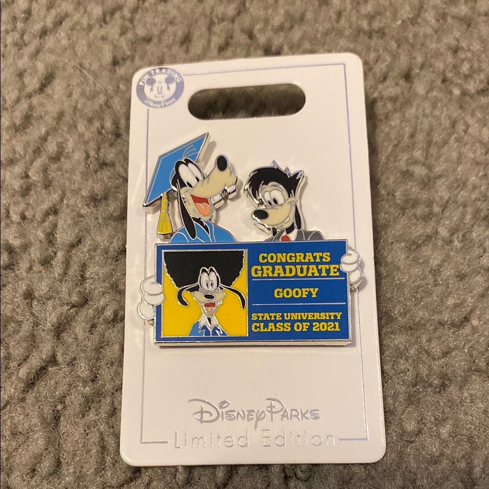 Disney Goofy Graduation Pin - limited edition